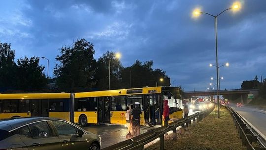 Autobus zablokował DTŚ-kę. Kierowca jechał "pod prąd"