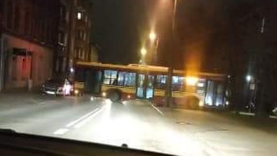 Autobus zawracając uszkodził zaparkowany pojazd [ZDJĘCIA] 