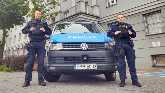 Chorzowscy funkcjonariusze docenieni. "Dzięki przejeżdżającemu patrolowi Policji uniknęliśmy zagrożenia na drodze"