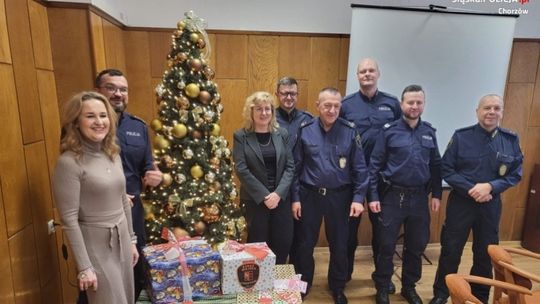 Chorzowscy policjanci rozdali świąteczne prezenty [ZDJĘCIA]