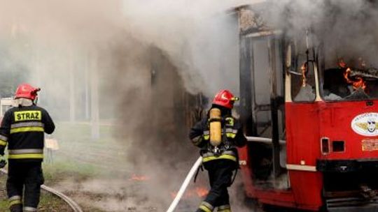 Ćwiczenia służb ratunkowych: pożar tramwaju i ewakuacja budynku