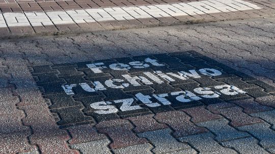 Dachowanie na ulicy Katowickiej. Jedna osoba trafiła do szpitala