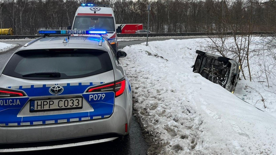 Dachowanie na zjeździe z autostrady A4. Młody kierowca bezpieczny, ale samochód zniszczony