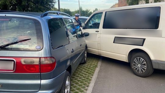 Dostawczak stoczył się z parkingu. Kierowca zapomniał o jego zabezpieczeniu