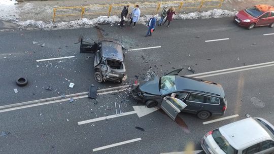 Dwa samochody osobowe i autobus zderzyły się na ul. Katowickiej w Chorzowie. Młody kierowca stracił panowanie nad pojazdem