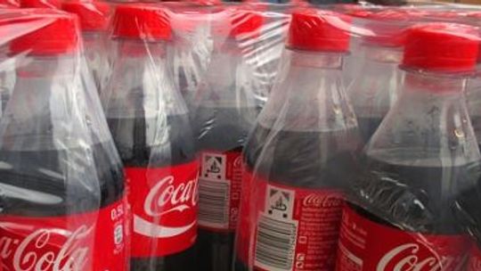 Gazeta: Ze sklepów w całej Polsce wycofano Coca-colę Light. Koncern wyjaśnia