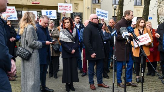 Hejt, zastraszanie i dewastacja mienia. "Takie są barwy kampanii w Chorzowie"