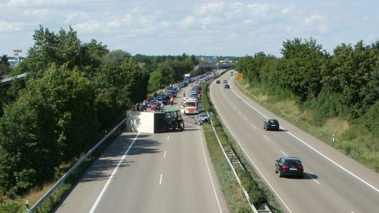 Jak zachować się podczas karambolu na autostradzie - poradnik