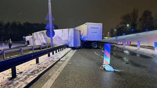 Jeden się przewrócił, drugi wbił w barierki. Kolizja TIR-ów na DTŚ [ZDJĘCIA]