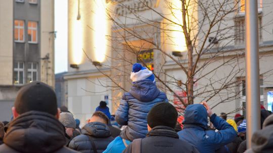 Kibice manifestowali pod urzędem miasta [ZDJĘCIA]