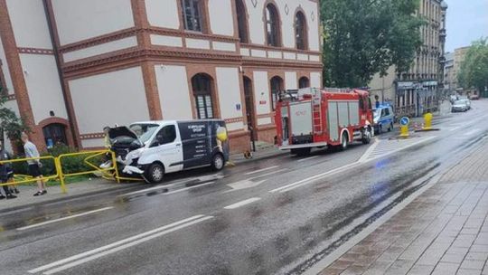 Kierowca przysnął i uderzył w barierki na ul. Dąbrowskiego