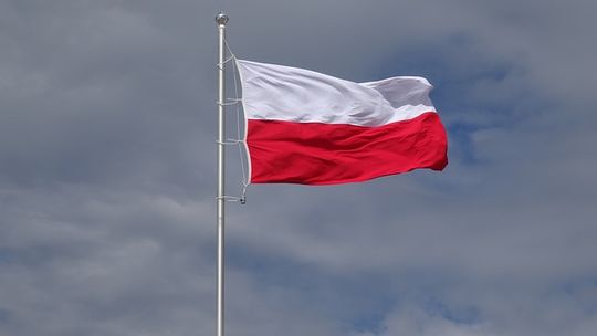 Naszemiasto: Ławka Niepodległości. Cena jednej - ok. 30 tys. zł. Gdzie stoją w woj. śląskim? 