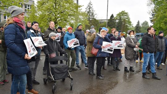 "Nie ma planety B". Demonstrowali przeciwko wycince drzew w sąsiedztwie Parku Śląskiego [ZDJĘCIA]