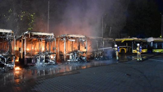 Nocny pożar autobusów. Możliwe utrudnienia w komunikacji miejskiej [ZDJĘCIA]