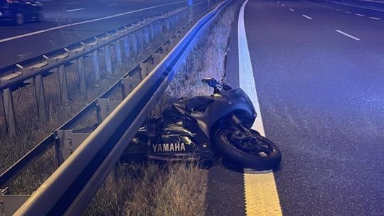 Pędził ponad 200 km/h. Stracił panowanie nad motocyklem i uderzył w radiowóz