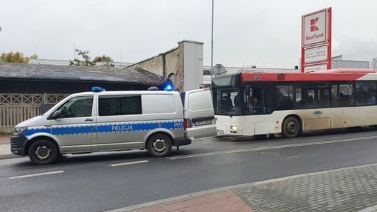 PILNE!!! Interwencja policji w Chorzowie, wyprowadzono podejrzanych z autobusu!