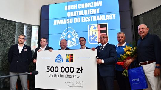 Pół miliona zł trafiło do Niebieskich! "To podziękowanie Miasta Chorzów za osiągnięty sukces" [ZDJĘCIA]