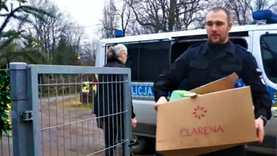 Policjanci pomagają zwierzakom [WIDEO]