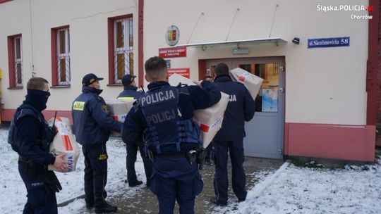 Policjanci przygotowali paczki dla dzieci z Ośrodka Wsparcia Rodziny w Chorzowie