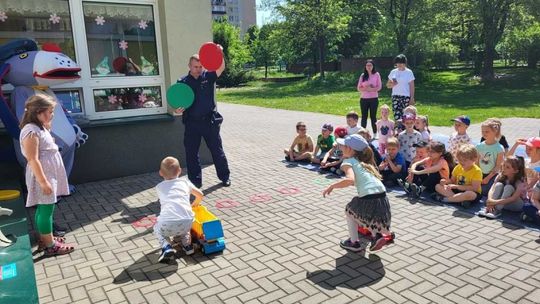 Policjanci spotkali się przedszkolakami