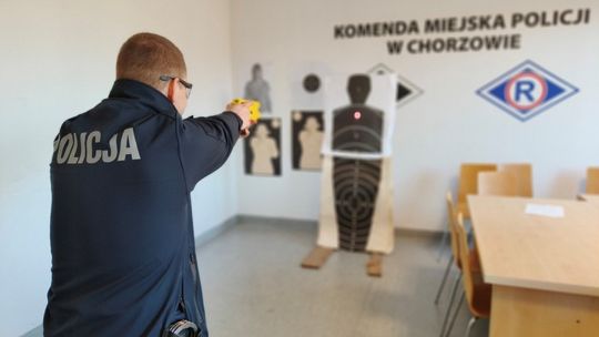 Policjanci z Chorzowa doskonalą umiejętności z użyciem paralizatora