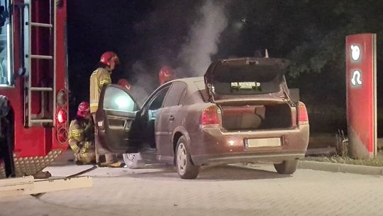 Pożar samochodu na stacji paliw w Chorzowie [ZDJĘCIA]