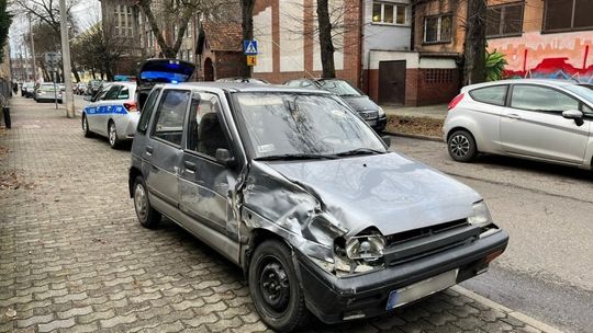 Samochód uderzył w tramwaj. Kierujący nim mężczyzna miał 2,5 promila