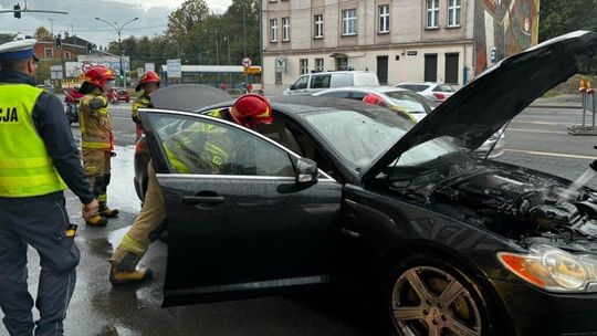 Samozapłon samochodu na drodze. Z pomocą ruszyli chorzowscy policjanci