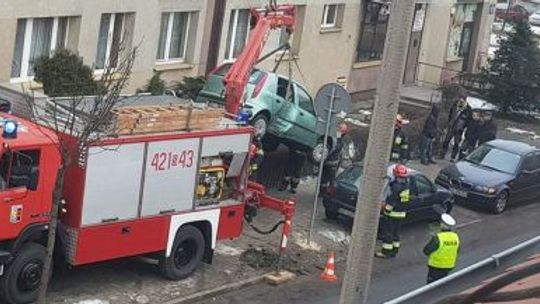 Wjechał do ogródka. Pomocy udzielili strażacy