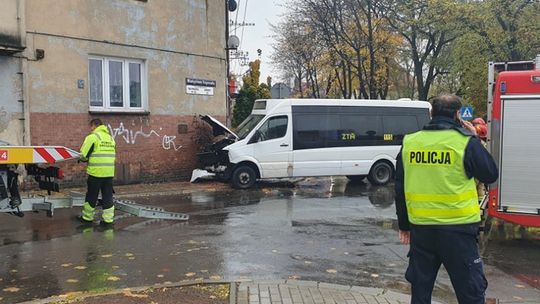 Wypadek przy ulicy Wandy, bus zderzył się z samochodem osobowym! [ZDJĘCIA]