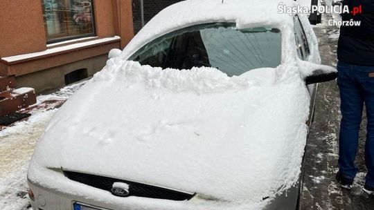 Wyruszył w drogę z pokaźną warstwą białego puchu na samochodzie