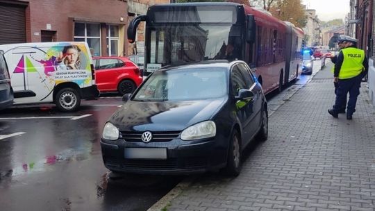 Zablokowała drogę, nie mógł przejechać autobus. Parkowanie w tym miejscu kosztowało ją 500 zł