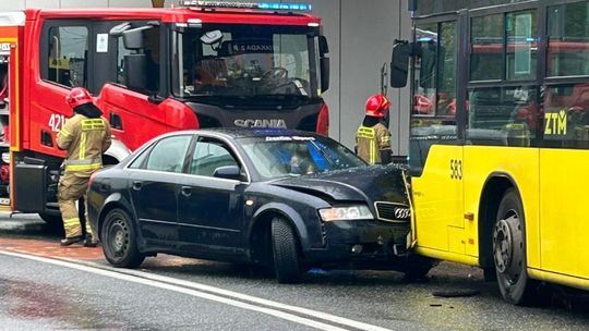 Zderzenie osobówki z autobusem [ZDJĘCIA]