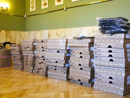 71 laptopów trafiło do kolejnych uczniów