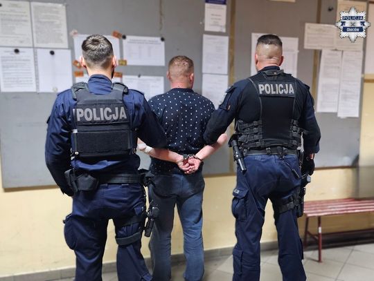 Agresywny mężczyzna zatrzymany. Policjantów próbował przekupić alkoholem