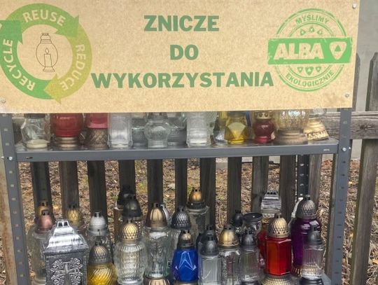 ALBA Chorzów daje drugie życie zniczom. Podstawiono regały na chorzowskich cmentarzach