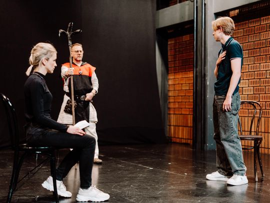 Amatorzy na scenie i znany pisarz w roli reżysera, czyli październikowa premiera w Teatrze Rozrywki