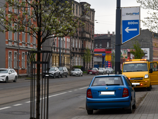 Autobus uderzył w zaparkowany samochód. Kilka osób trafiło do szpitala [ZDJĘCIA]