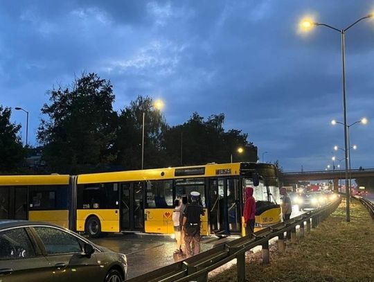 Autobus zablokował DTŚ-kę. Kierowca jechał "pod prąd"