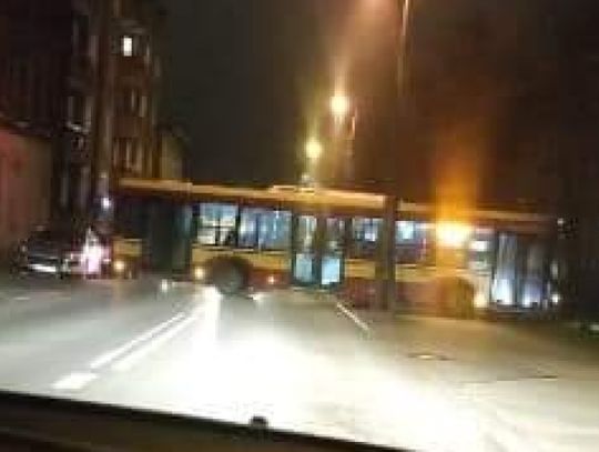 Autobus zawracając uszkodził zaparkowany pojazd [ZDJĘCIA] 