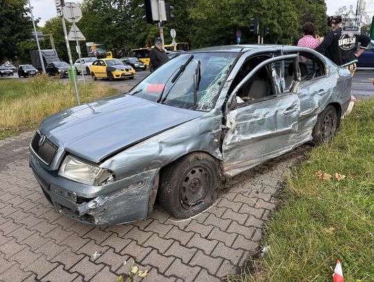 Autobus zderzył się z samochodem osobowym. Trzy osoby poszkodowane [ZDJĘCIA]