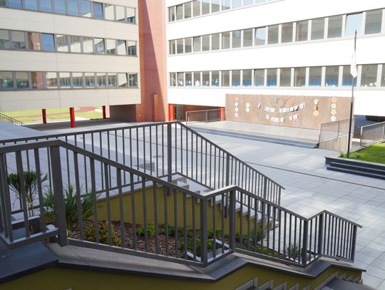 Awantura o szkolne patio, będzie kontrola NIK? “Bardzo głęboko odchodzi od projektu”