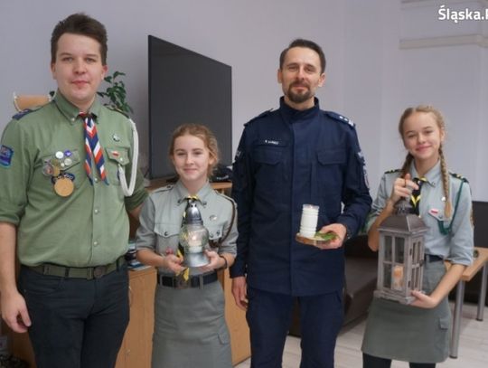 Betlejemskie światełko pokoju dotarło do chorzowskiej komendy