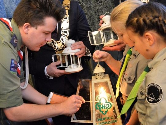 Betlejemskie Światło Pokoju dotarło do urzędu miasta