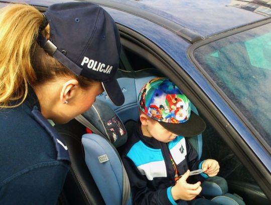 Bezpieczeństwo najmłodszych podczas jazdy samochodem. Policja przypomina o przepisach dotyczących przewozu dzieci