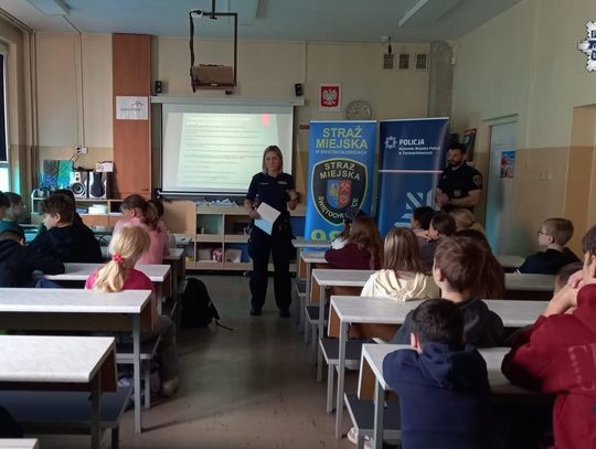 „Bezpieczne Świętochłowice – widzimy więcej”. Mundurowi uczą młodzież odpowiedzialności i bezpieczeństwa „Bezpieczne Świętochłowice – widzimy więcej”. Mundurowi uczą młodzież odpowiedzialności i bezpieczeństwa