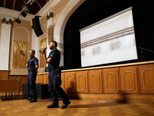 Bezpieczny senior w Chorzowie. Policjanci i farmaceutka z wizytą w MDK Batory