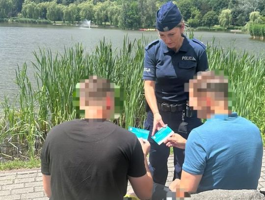 Bilety na basen zamiast mandatu. Policjanci ze Świętochłowic znaleźli sposób na niebezpieczne kąpiele