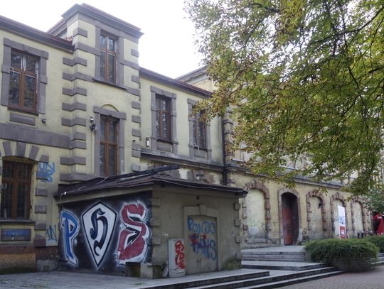 Budynek popada w ruinę. Radni chcą go uratować