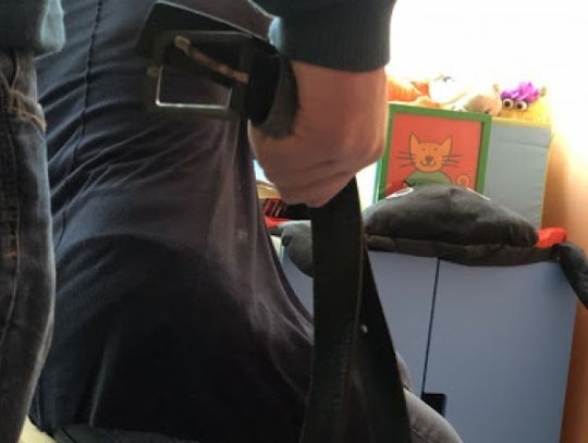 Był agresywny wobec rodziny, policja nakazała opuścić mu mieszkanie